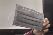 Hết khẩu trang, người đàn ông sử dụng dụng cụ mới khiến người khác “hết hồn“