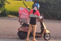 Nhân viên giao hàng mặc váy ngắn bó sát và sự thật ngỡ ngàng