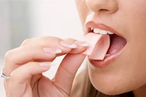 Ăn quá nhiều kẹo cao su, cô gái 19 tuổi chết thảm