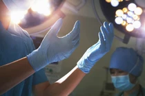 Bác sĩ hành động lạ khi phẫu thuật, gia đình rơi nước mắt cảm động