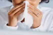 Mắt lồi như cá vàng, suýt mù vì làm điều này khi hắt hơi