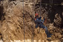 Chật vật giải cứu nạn nhân rơi xuống "hố tử thần" ở Guatemala