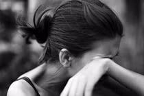 Con gái khóc đòi tự tử, vợ phát hiện chuyện ghê rợn về chồng 