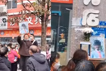 Bị vu ăn cắp, đăng ảnh lên mạng, bé gái làm chuyện đau xót