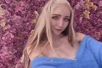 Nhan sắc “bông hồng lai” thích diện đồ thiếu vải, khoe body bỏng mắt