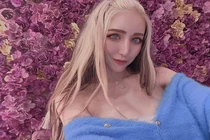 Nhan sắc “bông hồng lai” thích diện đồ thiếu vải, khoe body bỏng mắt