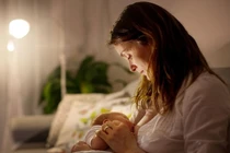 Chồng công tác lắp camera theo dõi vợ, đêm thấy cảnh này bật khóc