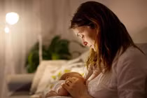 Chồng công tác lắp camera theo dõi vợ, đêm thấy cảnh này bật khóc