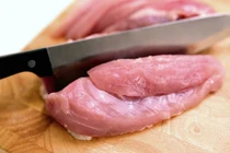 Bắt chước trên mạng ăn thịt sống, người đàn ông lúc nhúc sán trong não