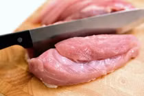 Bắt chước trên mạng ăn thịt sống, người đàn ông lúc nhúc sán trong não