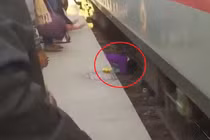 “Thắt lòng” cảnh người mẹ che cho con khi tàu lao trên đường ray 