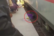 “Thắt lòng” cảnh người mẹ che cho con khi tàu lao trên đường ray 