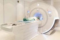 Bác sĩ nghịch điện thoại bỏ quên bệnh nhân trong máy chụp MRI