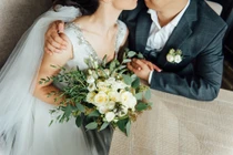 Chú rể về trước, bỏ mặc cô dâu nhậu say khướt với tình cũ