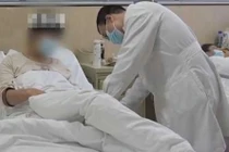 Uống bia kiểu này, chàng trai trẻ khiến xương đùi thối nát đáng sợ