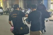 Mẹ ruột liên tục đòi tiền, con gái phát điên làm điều rợn người 