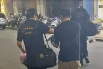 Mẹ ruột liên tục đòi tiền, con gái phát điên làm điều rợn người 