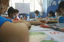 Ăn chậm, bé trai bị cô giáo nhét hạt ớt vào mồm bắt nuốt 