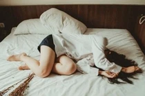 Cô gái suy sụp vì bạn trai thủ thân như ngọc, không ân ái