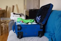 Chồng đi du lịch về, vợ háo hức mở vali rồi rơi nước mắt