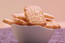 Cho cháu ăn quá nhiều bánh ngọt, bà nội hối hận không kịp