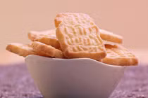 Cho cháu ăn quá nhiều bánh ngọt, bà nội hối hận không kịp