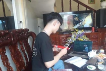 Để mau chóng nhận được lì xì, nam sinh cặm cụi học hành