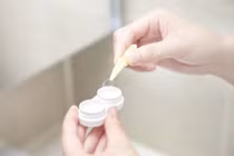 Hai tháng không tháo kính áp tròng, bệnh nhân khiến bác sĩ sốc