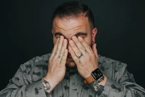 Đau mắt mãi không khỏi, đi khám phát hiện chuyện cực dị