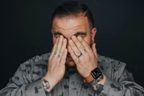 Đau mắt mãi không khỏi, đi khám phát hiện chuyện cực dị