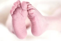 Nhờ bạn trai trông cháu, cô gái hối hận cả đời