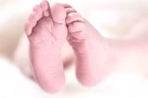 Nhờ bạn trai trông cháu, cô gái hối hận cả đời