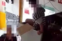 Con trai rơi từ tầng 2 xuống tầng 1, mẹ thản nhiên: "Quen rồi!"