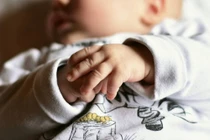 Tự sinh con trong nhà vệ sinh, cô gái làm điều kinh hãi