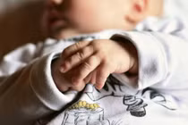 Tự sinh con trong nhà vệ sinh, cô gái làm điều kinh hãi