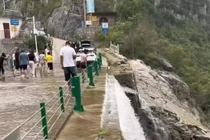 Cúi người nhặt điện thoại, cô gái chết thảm vì điều này 