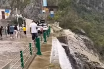 Cúi người nhặt điện thoại, cô gái chết thảm vì điều này 