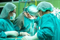 Tổn thương tâm lý vì vào phòng sinh cùng vợ, chồng kiện bác sĩ