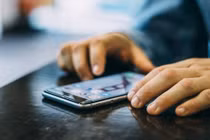 Được hot girl kết bạn gọi video “nóng”, chàng trai gặp họa 