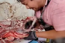 Dùng miệng để lọc xương, chủ hàng thịt gây choáng 