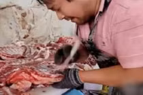 Dùng miệng để lọc xương, chủ hàng thịt gây choáng 