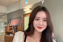 Diện đồ xẻ sâu đi trượt ván, mỹ nhân khoe vòng 1 "ná thở"