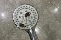 Ngửi thấy mùi hôi thối, kiểm tra vòi sen phát hiện điều ghê rợn 