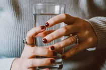 Bác sĩ dặn uống nhiều nước, bệnh nhân suýt chết vì điều này