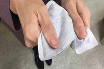 Chườm túi sưởi lên chân cho đỡ rét, cô gái gặp họa