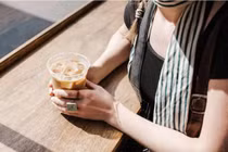 Uống cà phê kiểu này, người phụ nữ gãy xương 