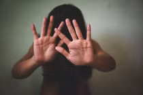 Giận chồng bỏ đi buổi tối, vợ bị 6 người cưỡng hiếp gây sốc