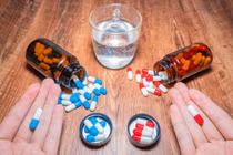 Cho uống thuốc cảm lạnh kiểu này, mẹ hại con "vỡ gan"