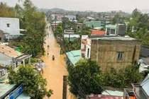 Mưa như trút nước, lũ bủa vây nhiều nơi ở Đà Nẵng, Quảng Nam