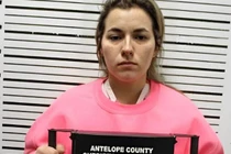 Sở thích ân ái kỳ quặc, cô giáo bị cảnh sát bắt 